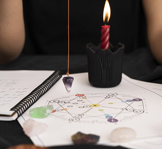 Pendule au dessus d'une schéma de numérologie